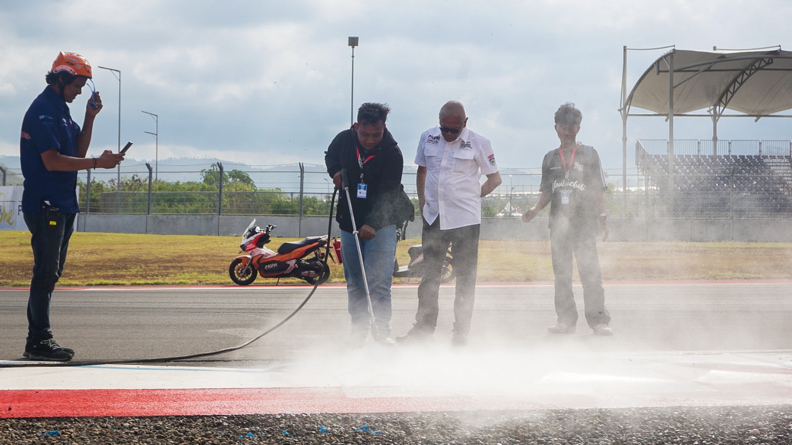 CAT ULANG: Direktur Utama MGPA Priandhi Satria memantau pengecatan lintasan Sirkuit Internasional Mandalika menjelang ajang MotoGP Mandalika 2025 di Sirkuit Internasional Mandalika, Lombok Tengah