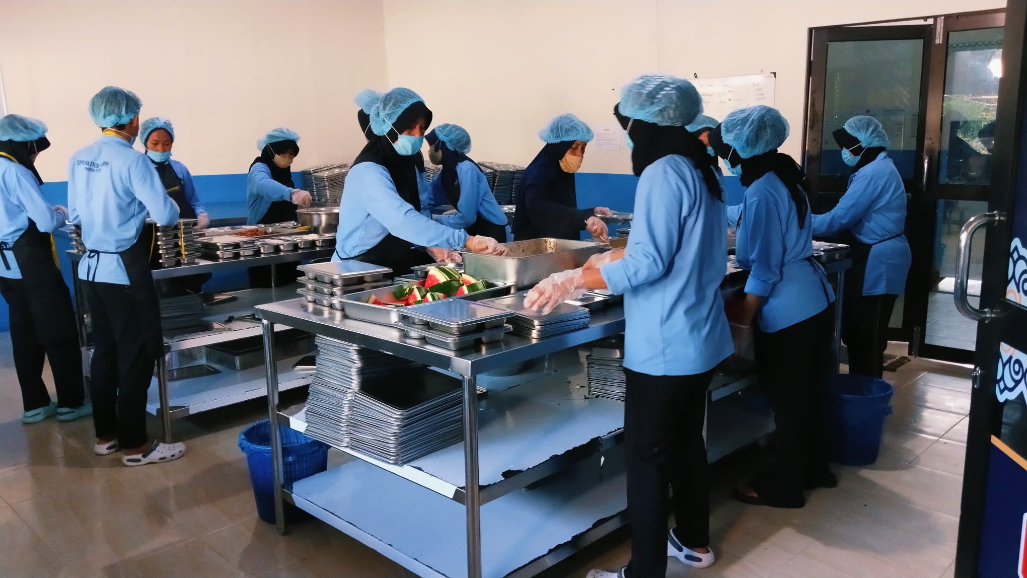 MAKAN BERGIZI GRATIS: Sejumlah karyawan mempersiapkan aneka makanan yang akan dibagikan dalam paket MBG kepada anak-anak sekolah di Praya, Lombok Tengah, belum lama ini.