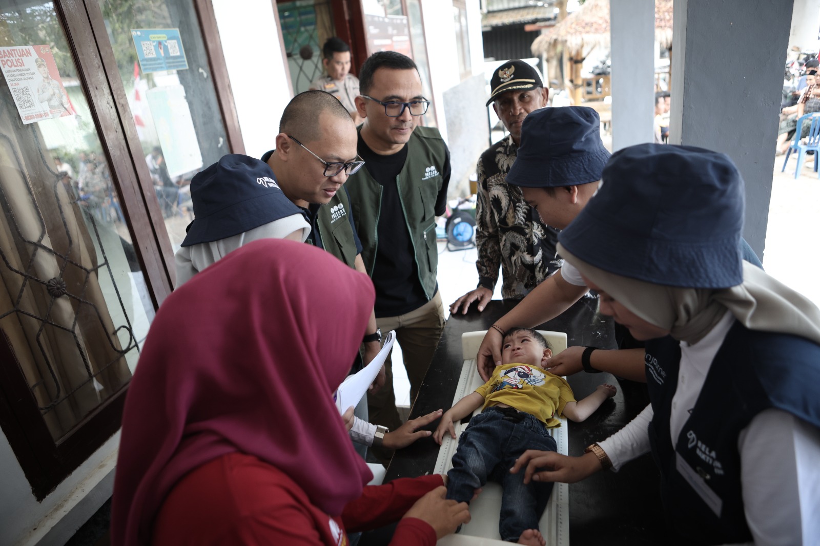 Sejumlah balita mengikuti pemeriksaan kesehatan yang dilakukan relawan di Desa Kuta, Pujut, Lombok Tengah, belum lama ini