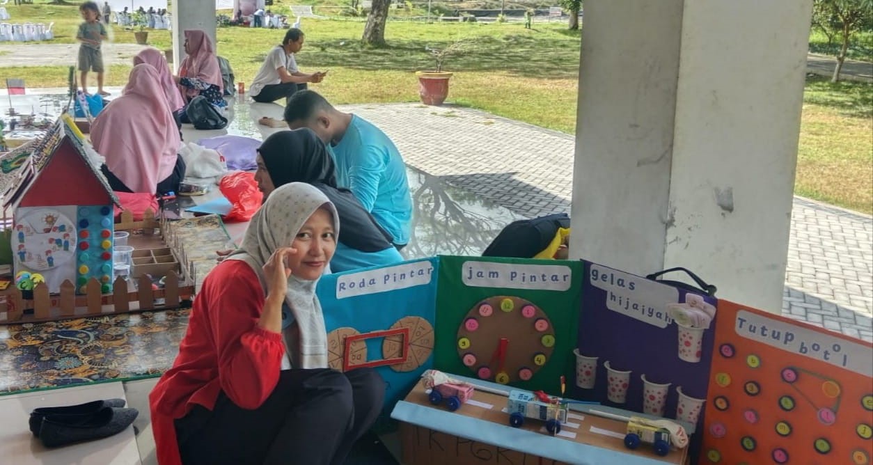 Nuryani, guru TK PGRI 1 Cakranegara menjajakan barang bekas menjadi APE saat gebyar PAUD Kota Mataram, Kamis lalu (28/8).