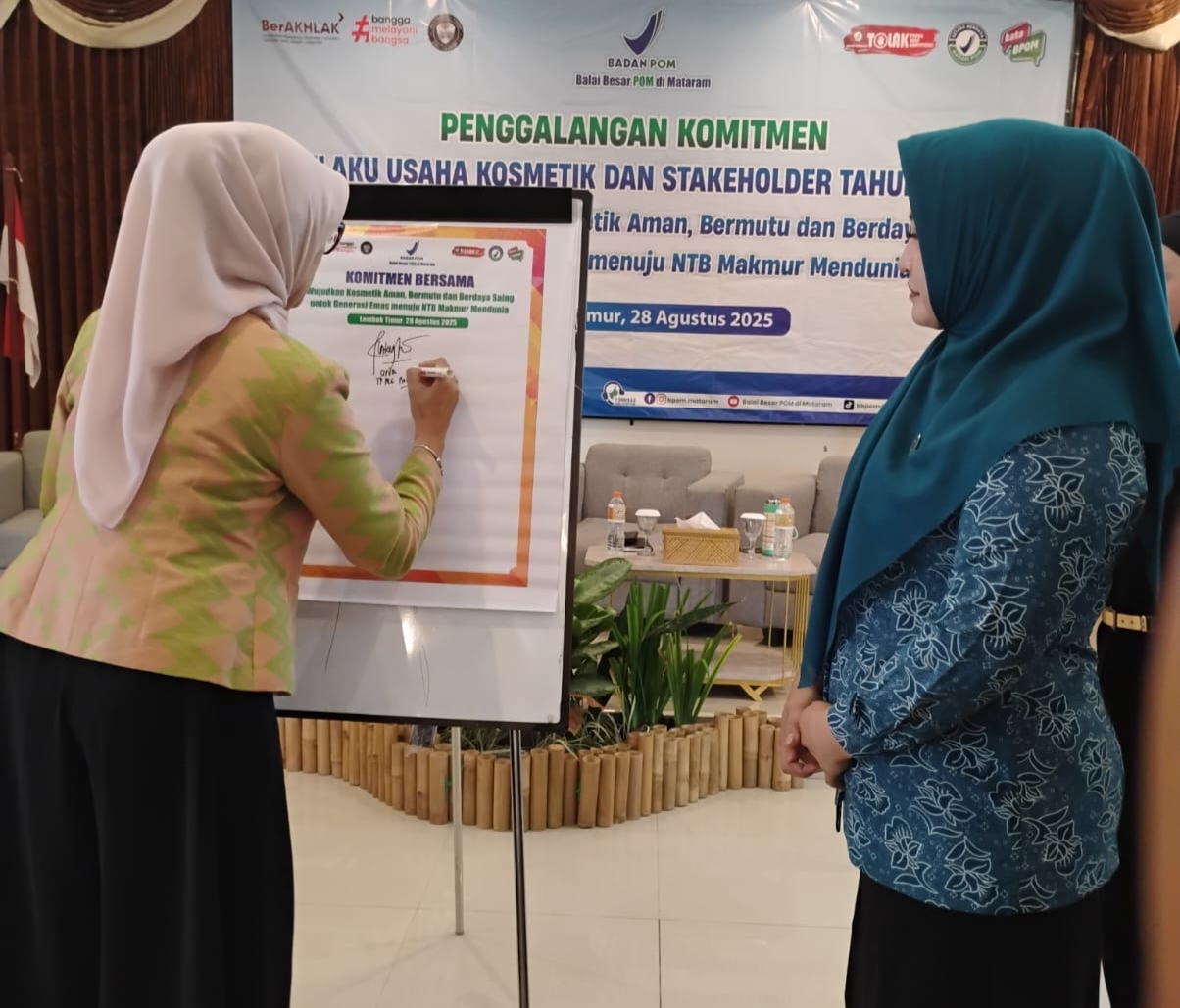 Ketua TP PKK NTB Sinta Agathia saat menandatangani komitmen bersama untuk menghadirkan Kosmetik aman, pada acara penggalangan komitmen pengusaha kosmetik dan stakeholder, Kamis (28/8)