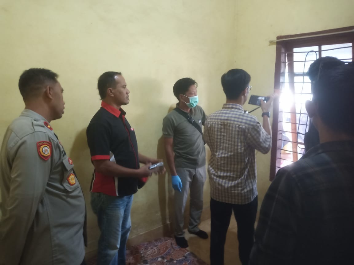 Kepolisian saat olah tempat kejadian perkara (TKP) tempat korban bunuh diri.