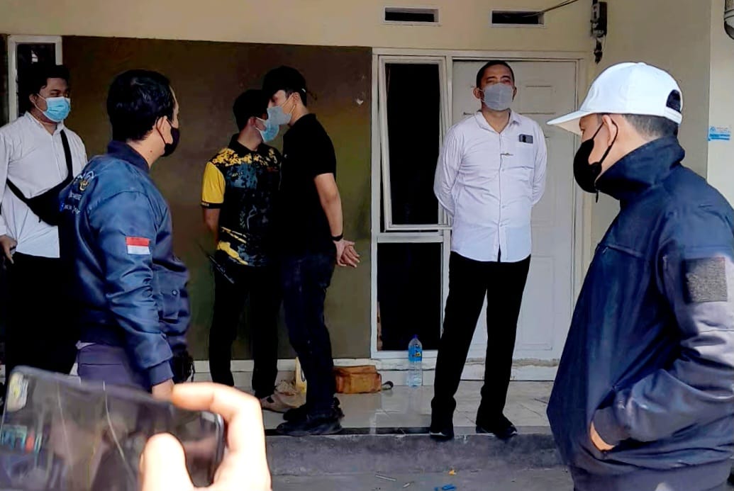 CEK TKP: Tim Satreskrim Polres Lombok Baat saat mengecek lokasi TKP saat proses evakuasi Sabtu (24/8).