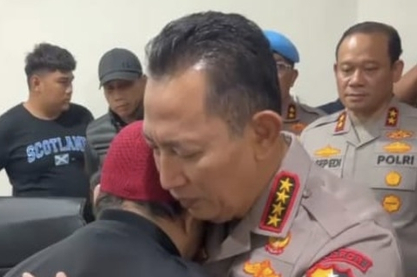 Kapolri menyampaikan permintaan maaf resmi dari institusi Polri. Ia bahkan memeluk orang tua korban sebagai tanda duka cita dan tanggung jawab moral. (istimewa)