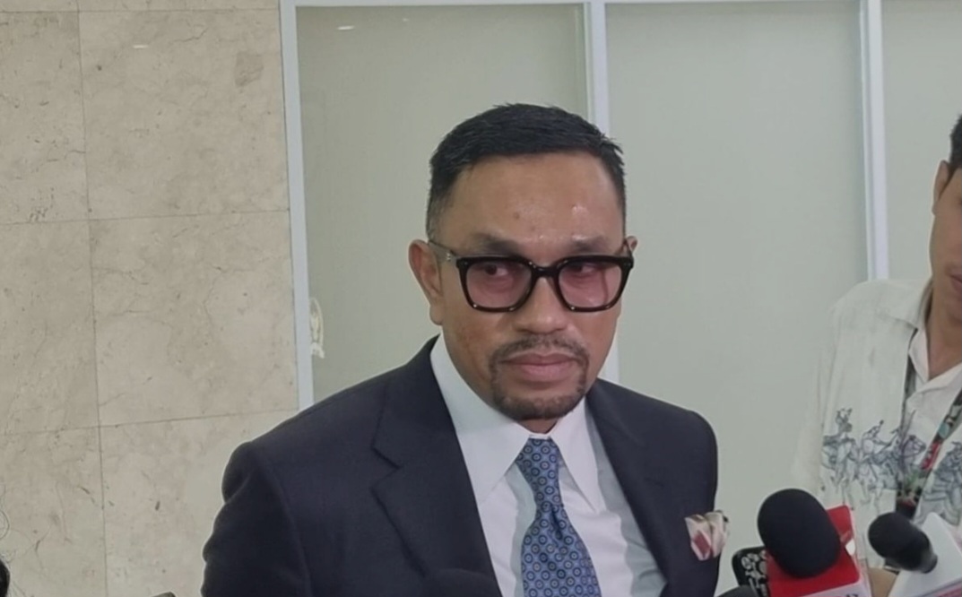Ahmad Sahroni dipindahkan dari jabatannya di DPR