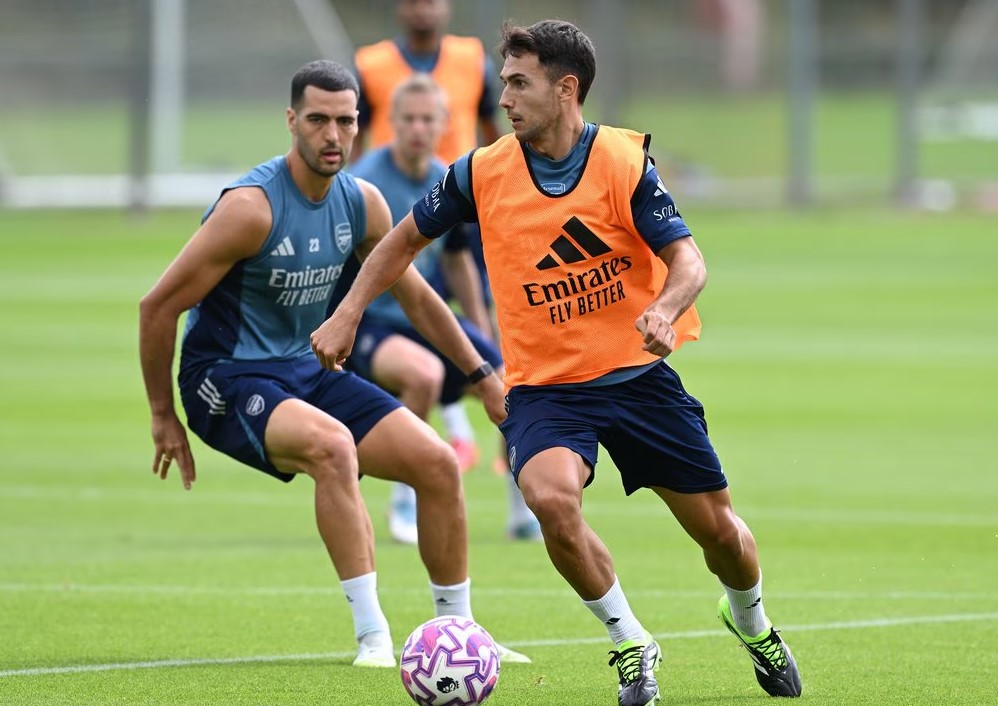 Pemain Arsenal tampak menjalani latihan di tengah deadline bursa transfer pemain yang kian dekat.