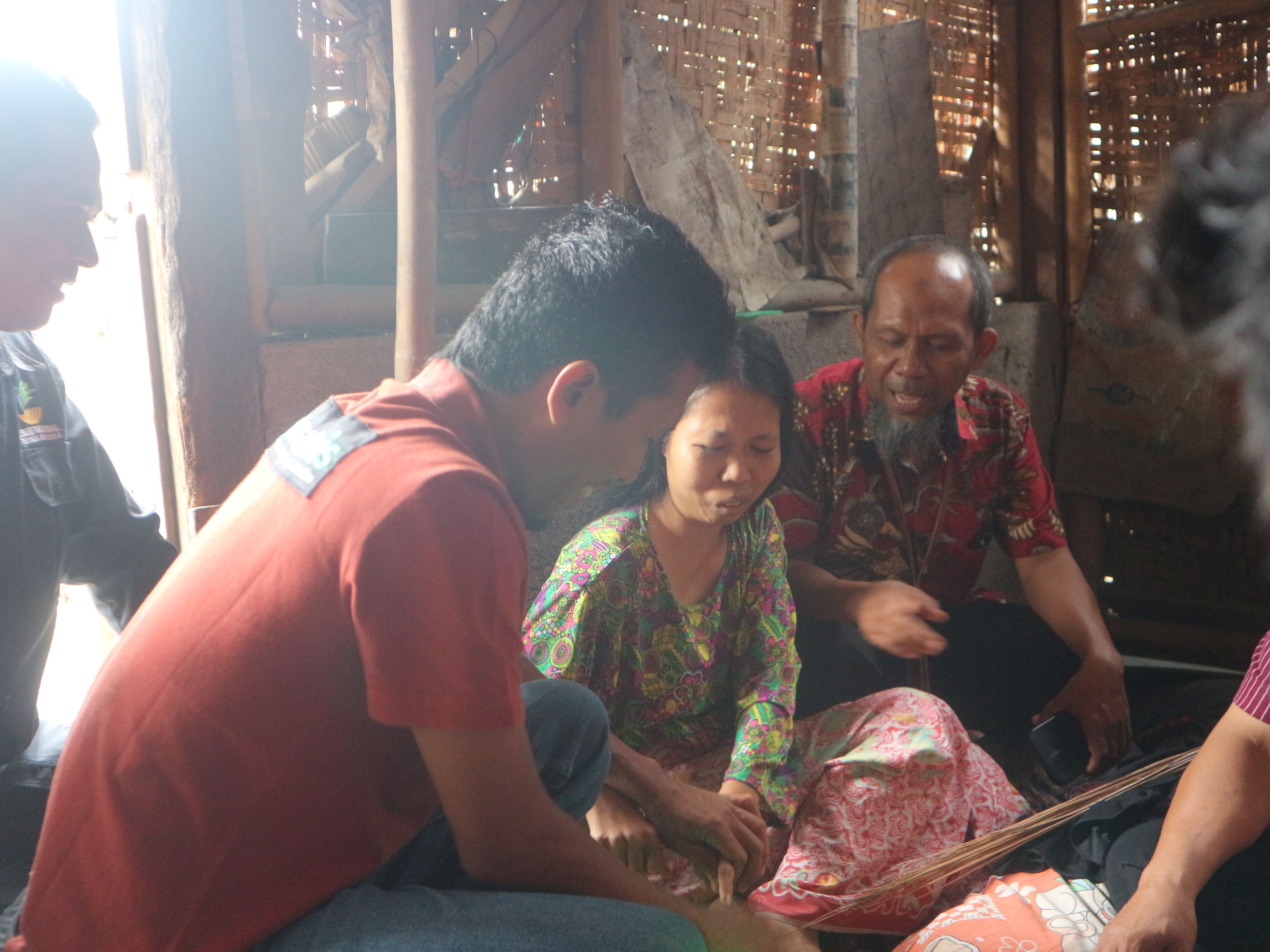 Petugas Dukcapil Lotim merekam salah satu masyarakat disabilitas yang tidak bisa menjangkau pelayanan untuk pembuatan E-KTP dan Kartu keluarga (KK), Kamis (28/8).