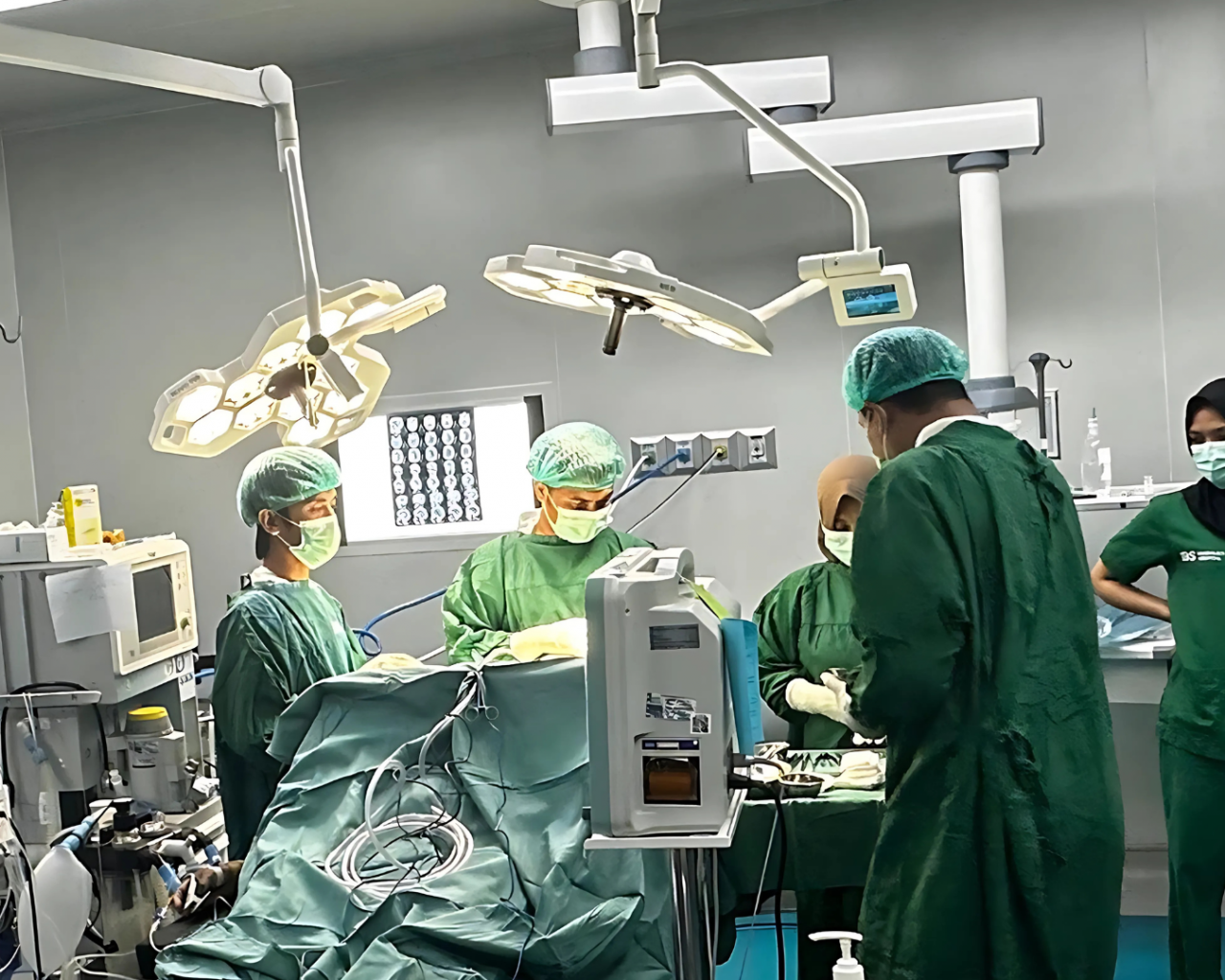 BERJALAN LANCAR: Operasi perdana bedah saraf di RS Mandalika dipimpin dr Januarman berhasil selamatkan pasien dengan perdarahan otak, Selasa (26/8).