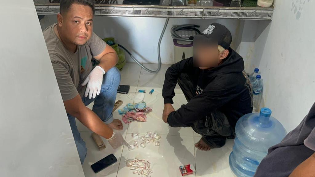 PENGGELEDAHAN: Anggota Polsek Asakota menggeledah kos-kosan dan menemukan 52 poket sabu di Lingkungan Radio Permai, Kelurahan Jatiwangi, Kecamatan Asakota, Kota Bima, Kamis siang (28/8).