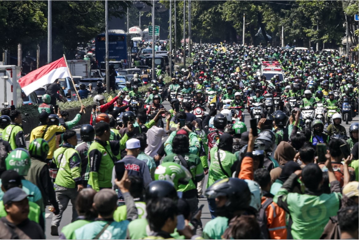 INDONESIA BERDUKA: iring-iringan pengemudi ojek online mengantarkan jenazah Affan Kurniawan ke TPU Karet Bivak, di TPU Karet Bivak di Jakarta, Jumat (29/8).