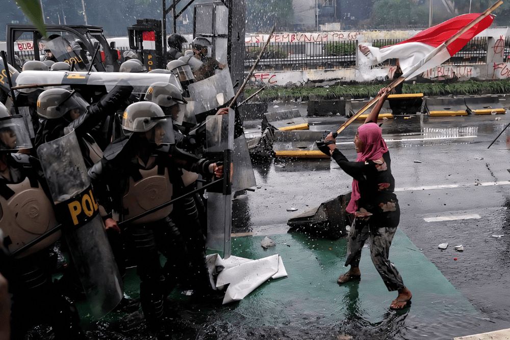 Aksi heroik ibu berhijab pink menghadapi barikade aparat kepolisian dalam demo DPR 28 Agustus lalu.