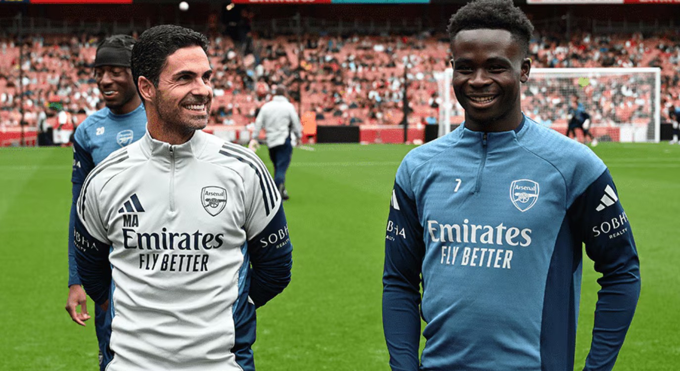 Pelatih Arsenal Mikel Arteta bersama Bukayo Saka yang saat ini tengah cedera dan dipastikan tidak tampil melawan Liverpool.