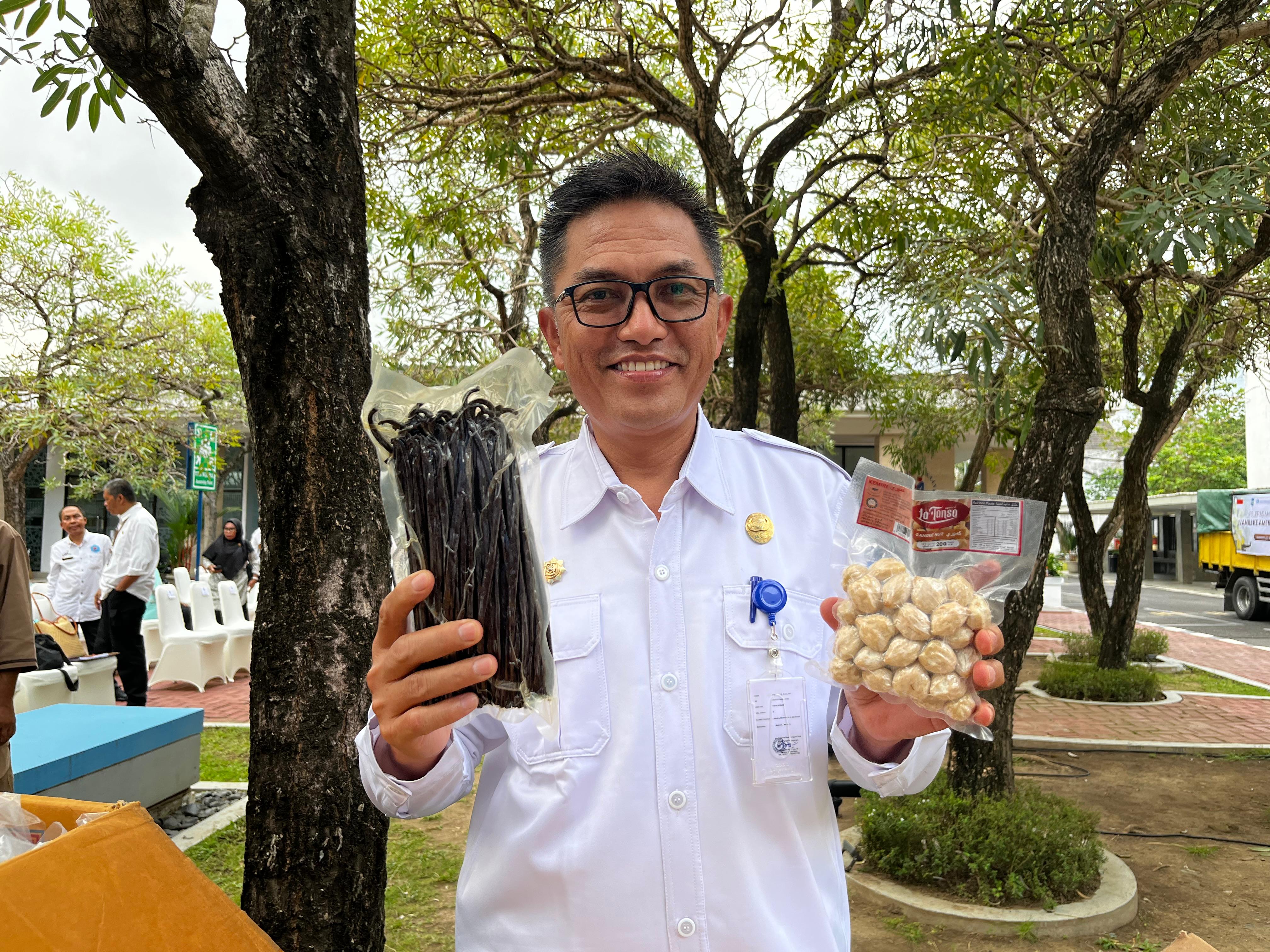 Kepala Disdag NTB Jamaluddin Malady menunjukkan dua produk UMKM NTB yang akan diekspor ke luar negeri, beberapa waktu lalu.