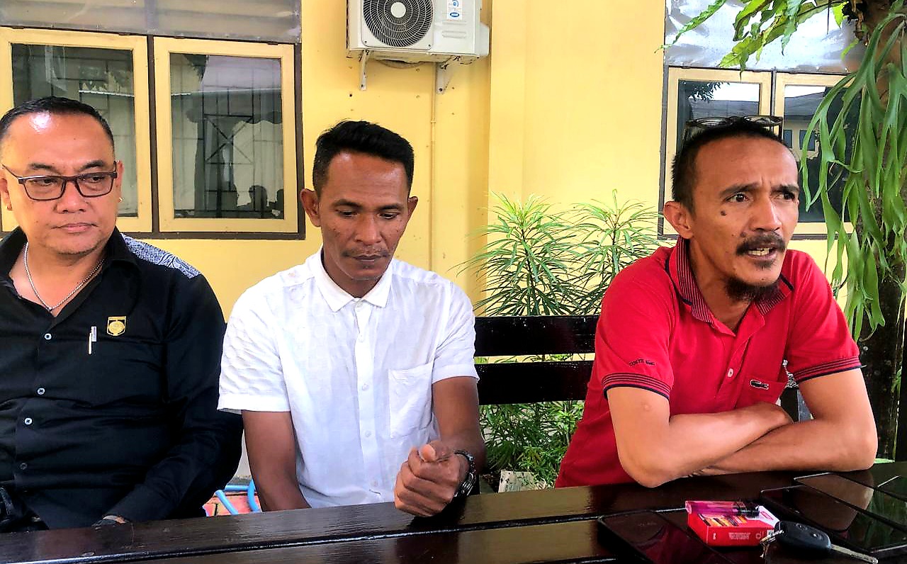 BERI PENJELASAN: I Gusti Bagus Hari Sudana Putra (paling kiri) bersama kuasa hukumnya Aan Ramadhan (paling kanan) saat memberikan keterangan kepada wartawan, Kamis (28/8).