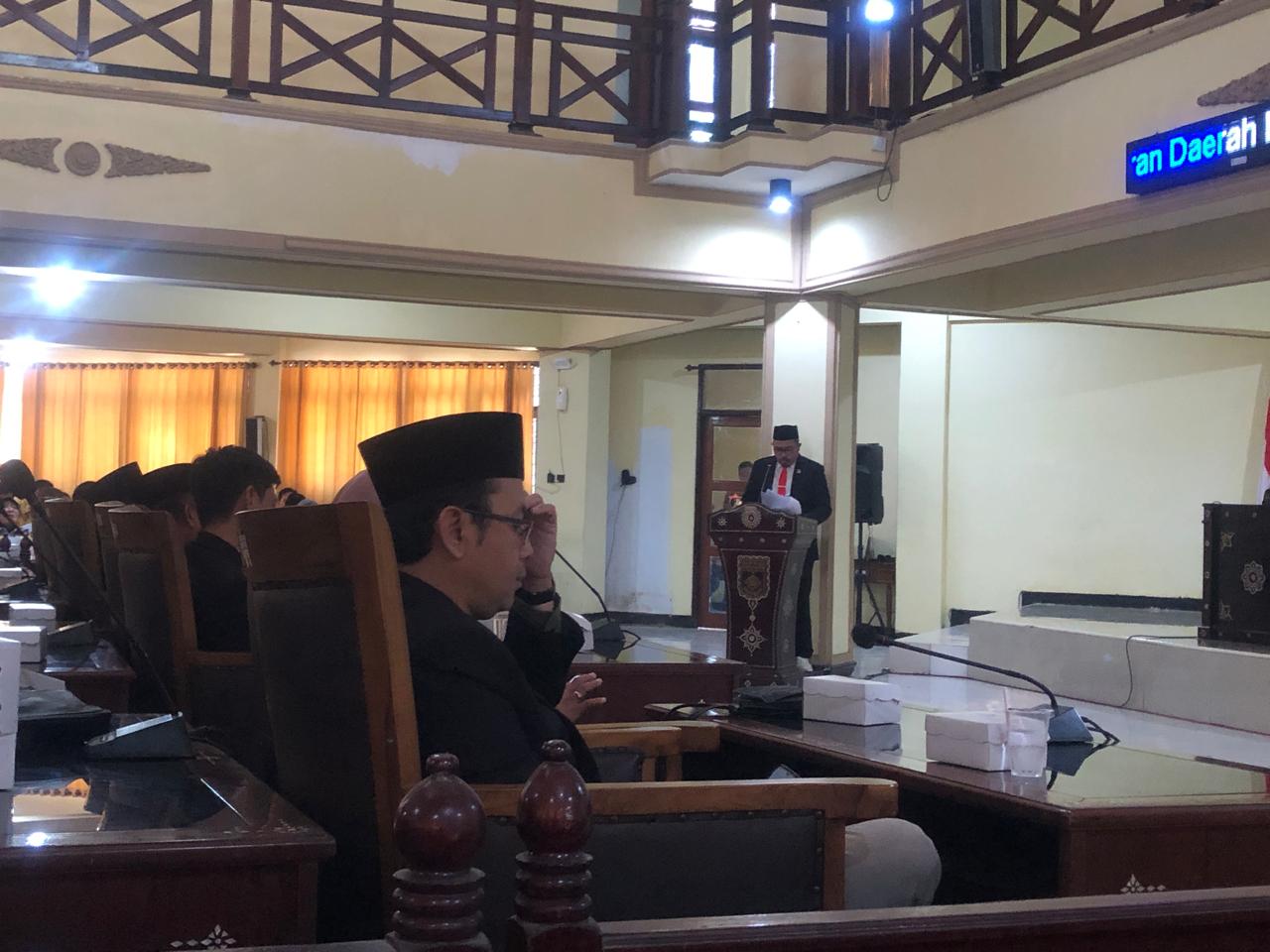 RAPAT PARIPURNA: DPRD Lombok Barat bersama eksekutif menggelar rapat paripurna terkait perampingan OPD, Kamis (28/8).