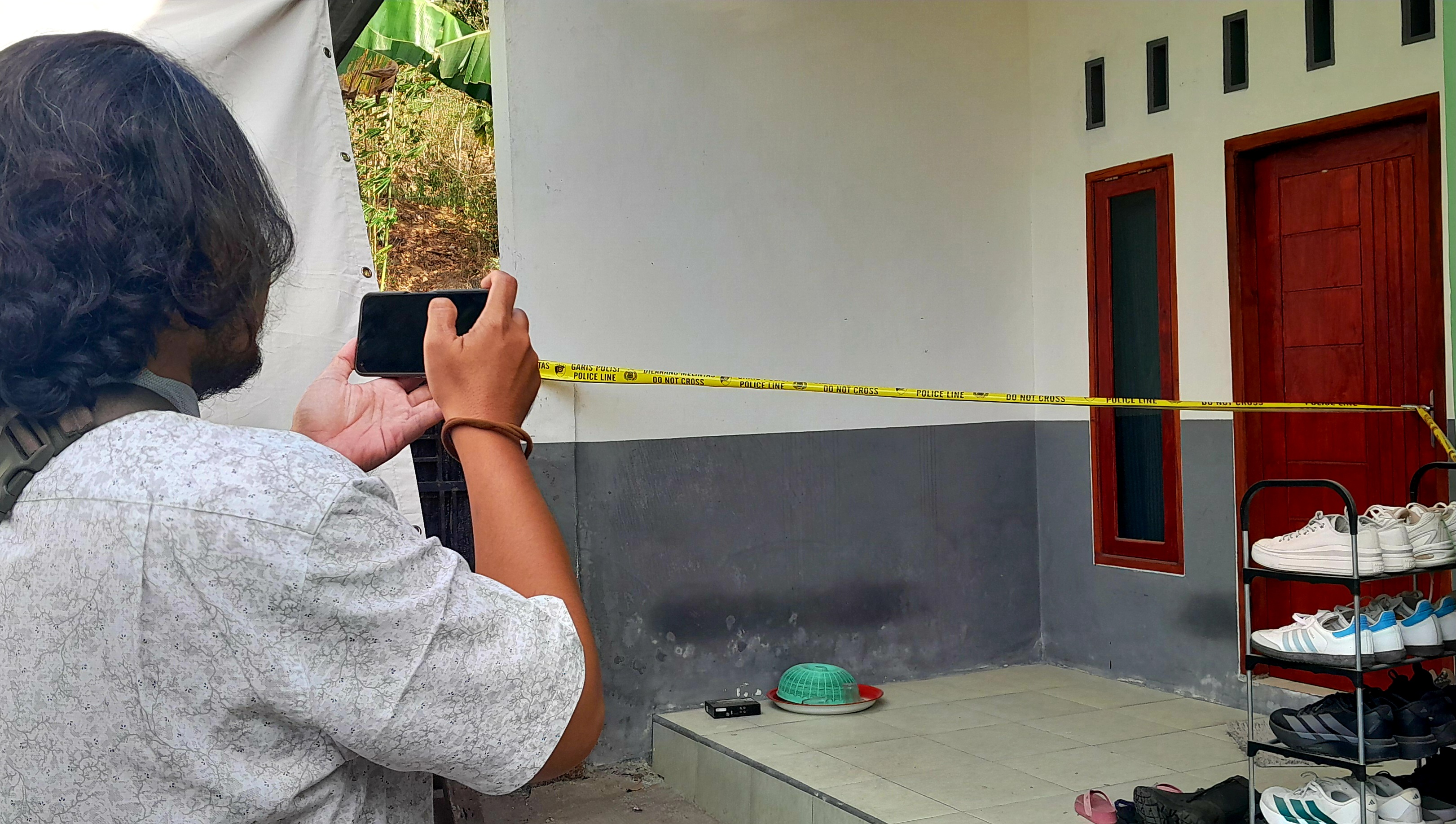 DIPASANGI POLICE LINE: Inilah salah satu ruangan di belakang rumah Brigadir Esco, Dusun Nyiurlembang, Desa Jembatan Gantung yang dipasangi garis batas polisi.