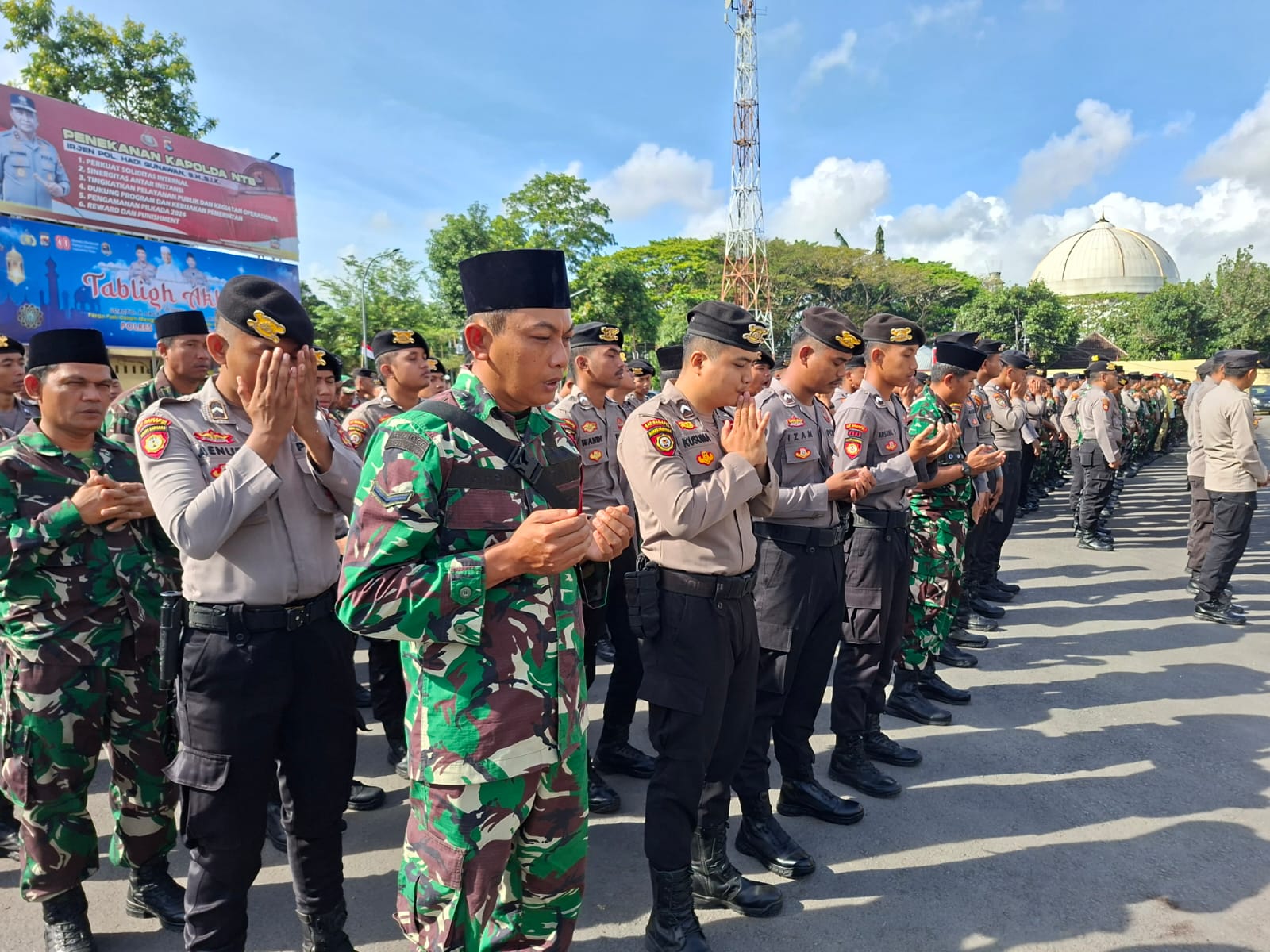 Guna mempererat persatuan dan menjaga kondusifitas wilayah, TNI dan Polri menggelar doa bersama dan solat sunah goib di halaman markas besar Polres Lombok Tengah, Sabtu (30/8).