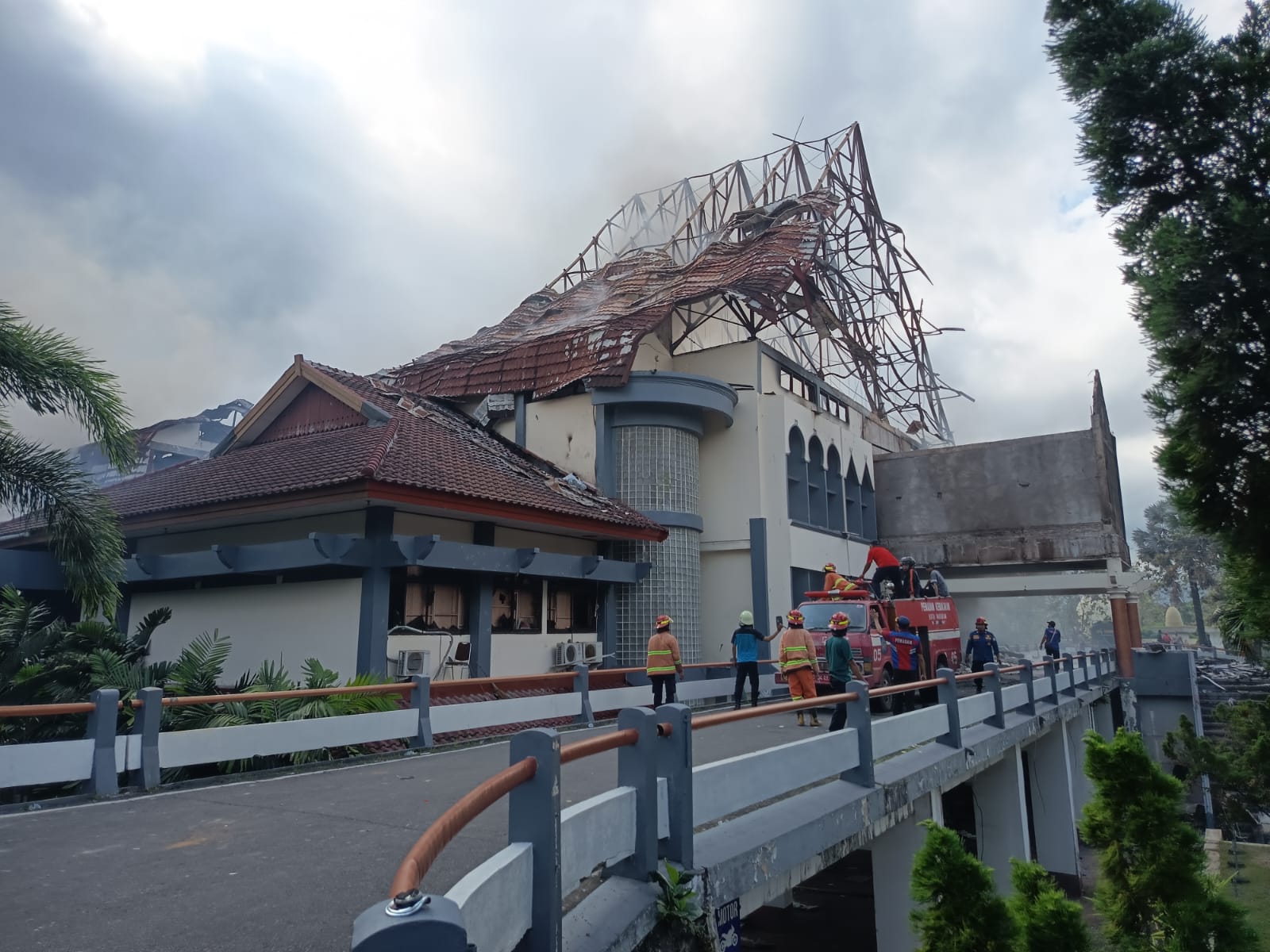 Kebakaran menghanguskan gedung DPRD NTB, Sabtu (30/8), sehingga petugas Damkar Kota Mataram berjibaku melakukan pemadaman api.