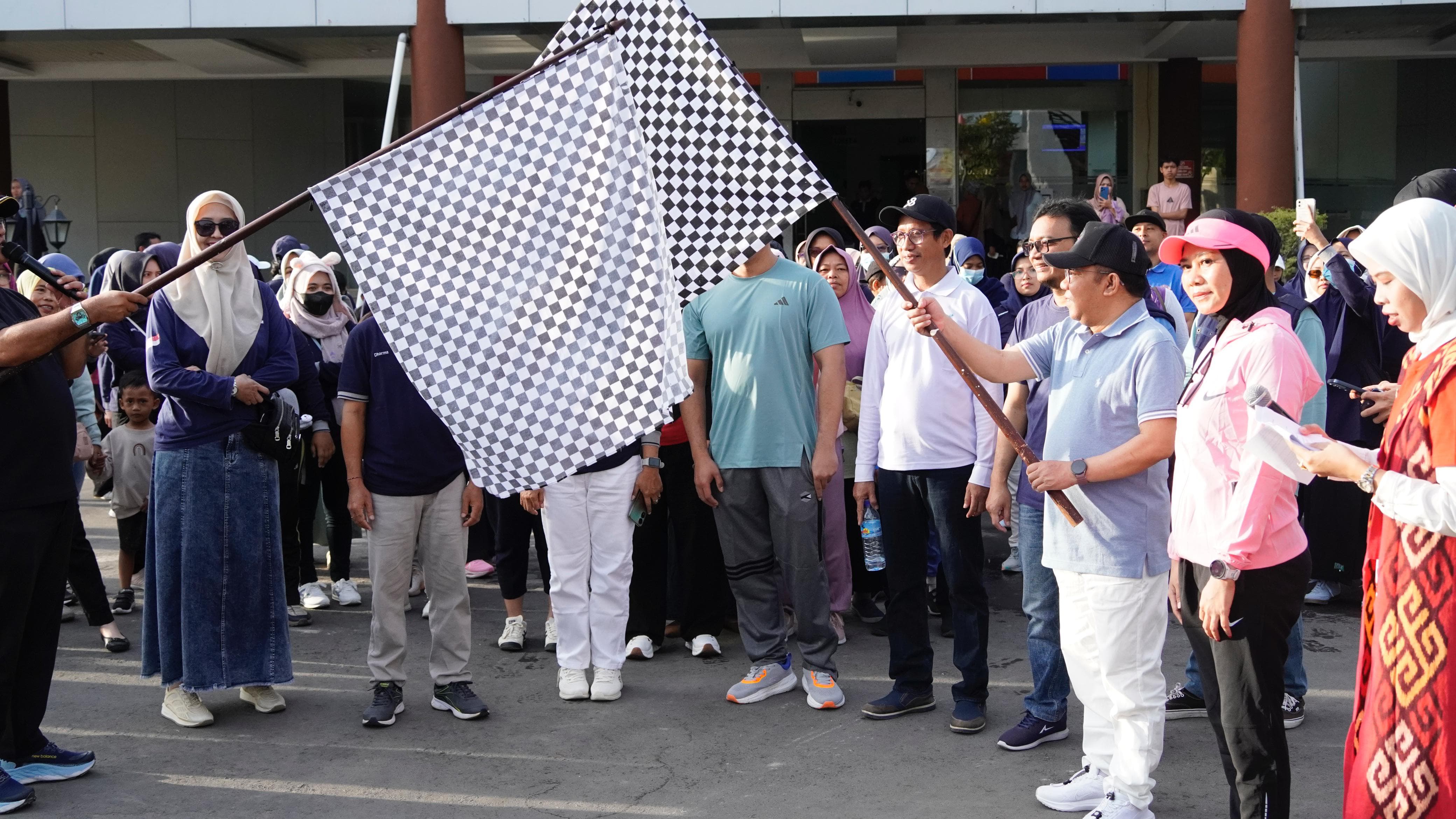 Bupati Lepas Peserta Jalan Sehat Dalam Rangka HUT RSUD KLU ke-15