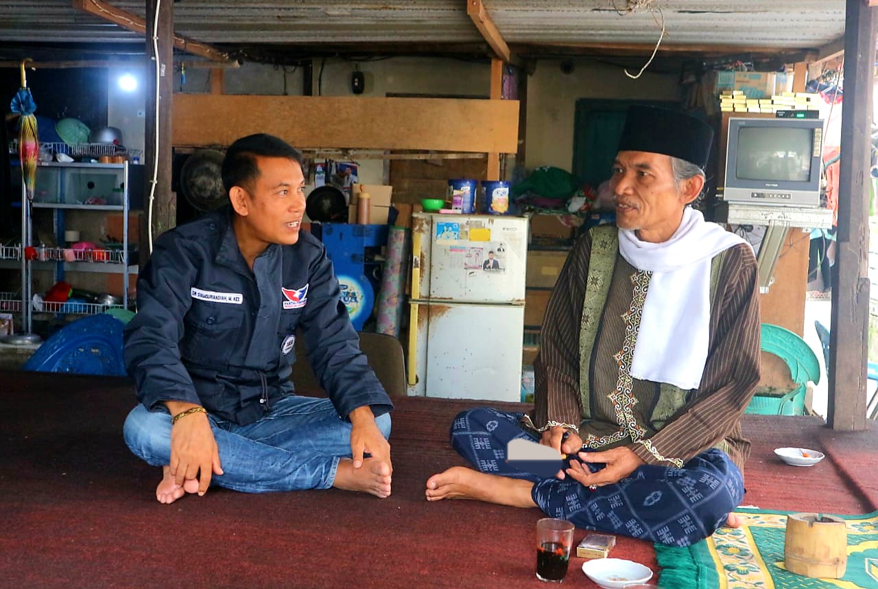 PEGIAT PENDIDIKAN: Anggota Dewan Lombok Barat dari Partai Perindo Dr. Syamsuriansyah kiri saat mengunjungi guru ngaji yang juga tokoh masyarakat di Desa Karang Bongkot, Kecamatan Labuapi, Sabtu (30/8)