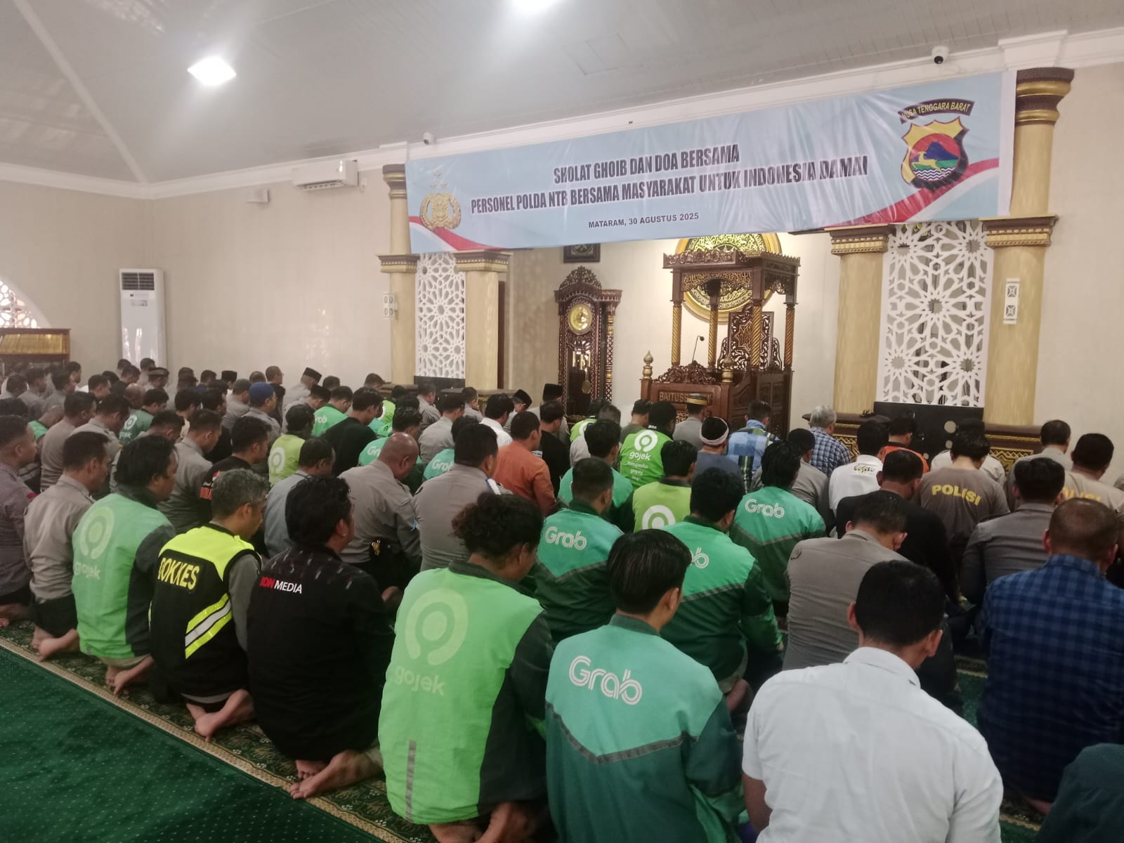 Suasana salat ghaib dan doa bersama yang dilakukan Polda NTB bersama komunitas ojek online untuk almarhum Affan Kurniawan, Sabtu (30/8).