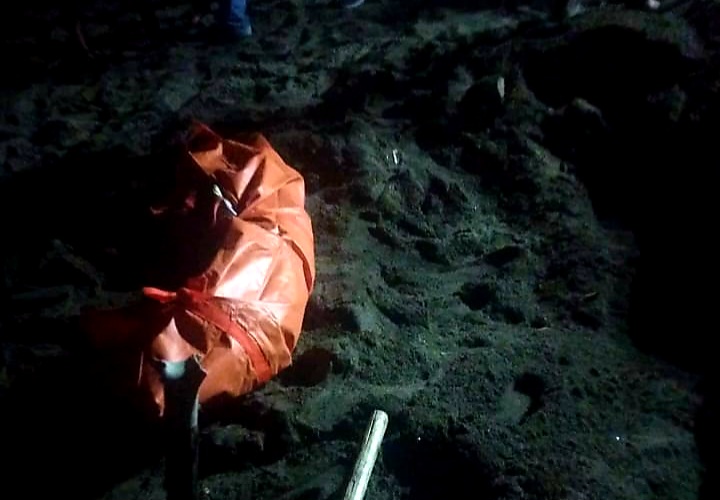 PENEMUAN MAYAT: Sesosok mayat diduga berjenis kelamin perempuan ditemukan di kawasan Pantai Desa Senggigi, Lombok Barat, Sabtu malam (30/8).