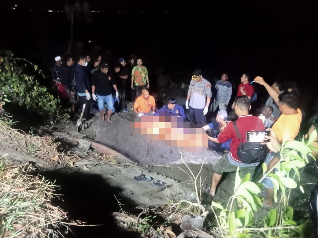 DIEVAKUASI: Jenazah Maria Matilde Munoz Cazorla saat dievakuasi pihak Polres Lombok Barat, Sabtu malam (30/8).