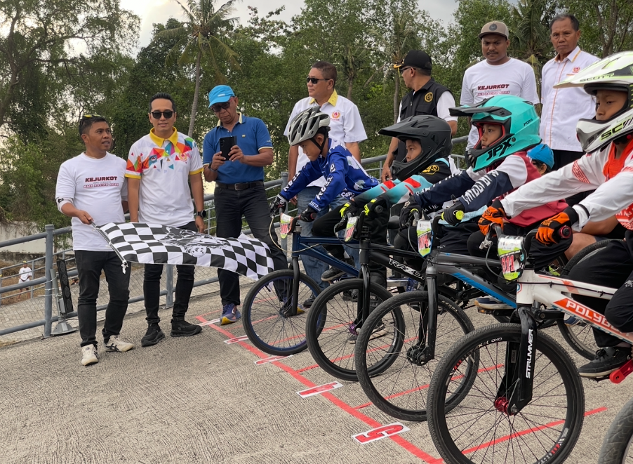 Ketua ISSI Kota Mataram Abd Rachman (pegang bendera) saat memberi aba-aba dimulainya balapan BMX.