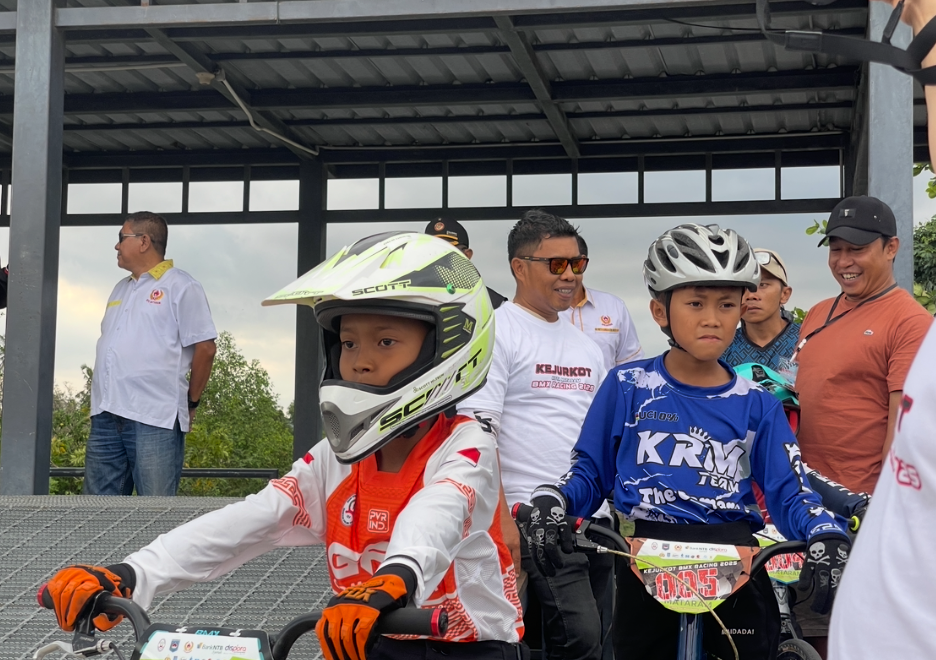 Ketua ISSI Kota Mataram Abd Rachman saat melihat persiapan para rider BMX kategori usia.