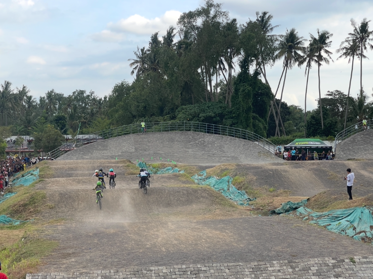 Para rider  BMX cilik yang berlaga di lintasan Meninting.