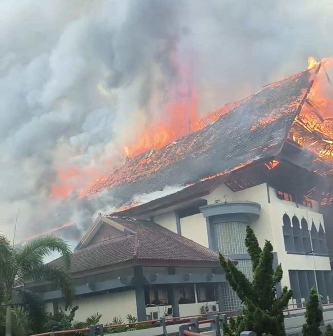 Demonstrasi di NTB Berakhir Anarkis, Massa Bakar Gedung DPRD