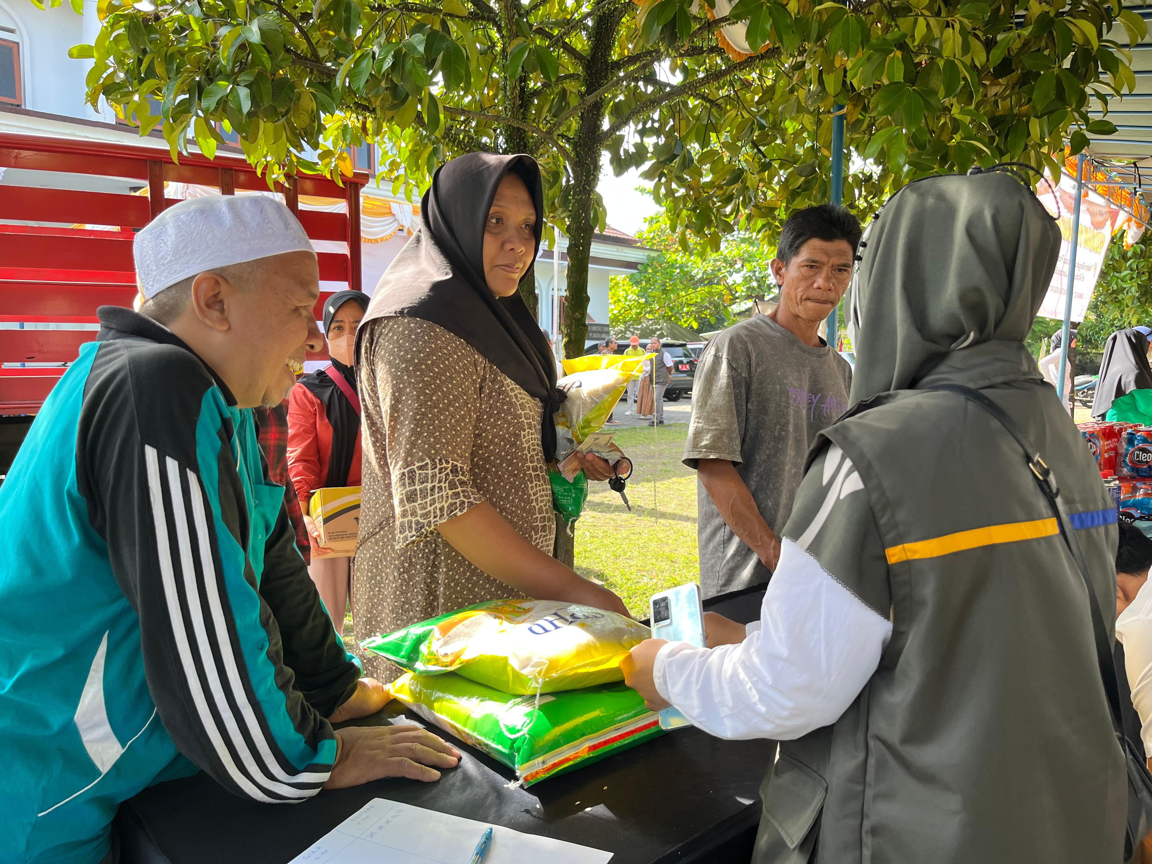 Kegiatan Gerakan Pangan Murah yang berlangsung di halaman Kantor Camat Narmada, Lombok Barat, Sabtu (30/8)