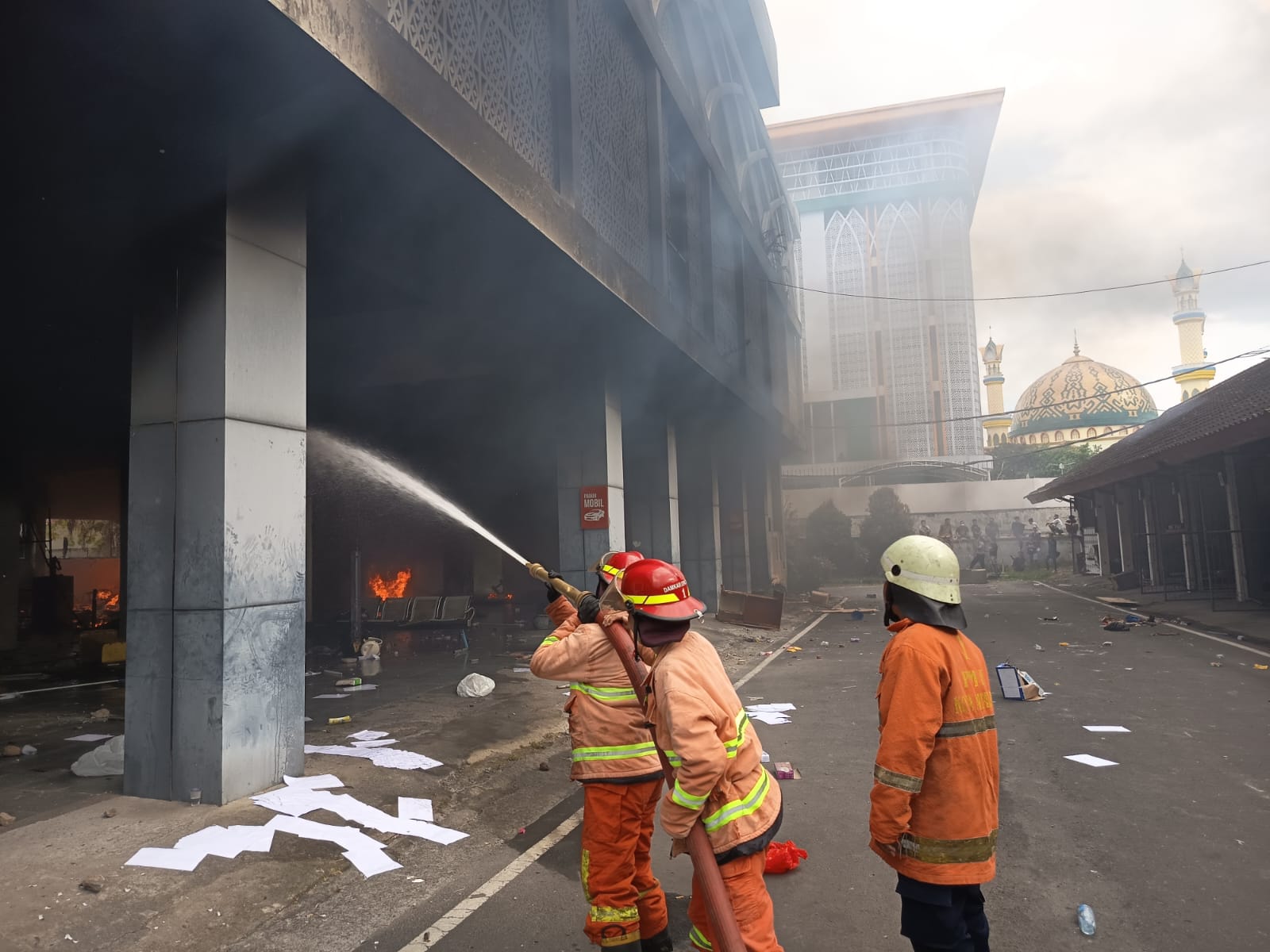 Petugas Damkar Kota Mataram berjibaku memadamkan kobaran api yang melahap, lantai bawah gedung Sekretariat DPRD NTB, Sabtu (30/8).