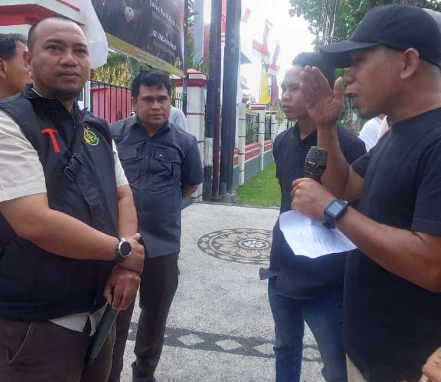 DEMO: Kasi Penkum Kejati NTB Efrien Saputera (kiri) menjawab tuntutan dari Kompak NTB terkait penyelidikan dana Pokir dewan 2025 di depan Kejati NTB, Jumat (29/8).