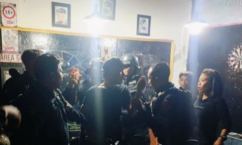 REDAM KETEGANGAN: Anggota Satsamapta Polres Sumbawa mengamankan situasi di sebuah barbershop di Jalan Hasanuddin, Kecamatan Bugis, Sumbawa.