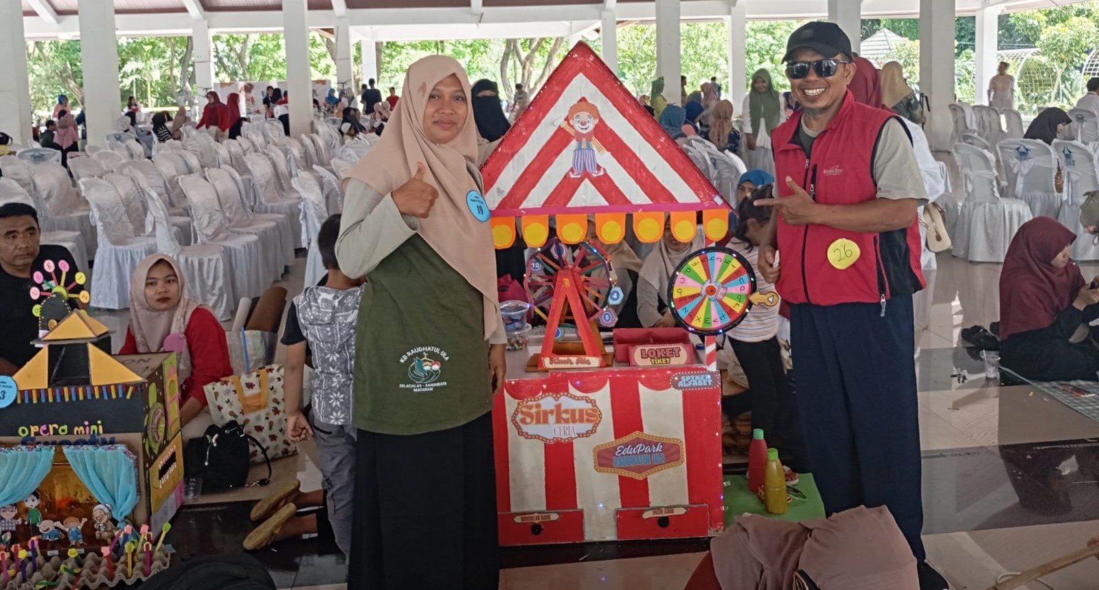 Guru PAUD menampilkan Alat Peraga Edukatif (APE) pada lomba PAUD dan PNF di RTH Pagutan, Kota Mataram.