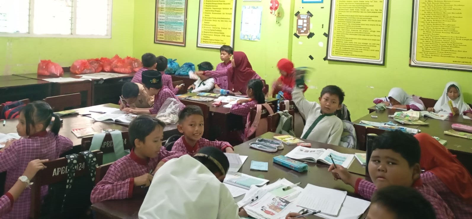 Murid SDN 19 Cakranegara saat belajar di dalam kelas, belum lama ini. Disdik Kota Mataram tangani kebutuhan guru di sekolah dengan pemberian surat tugas.