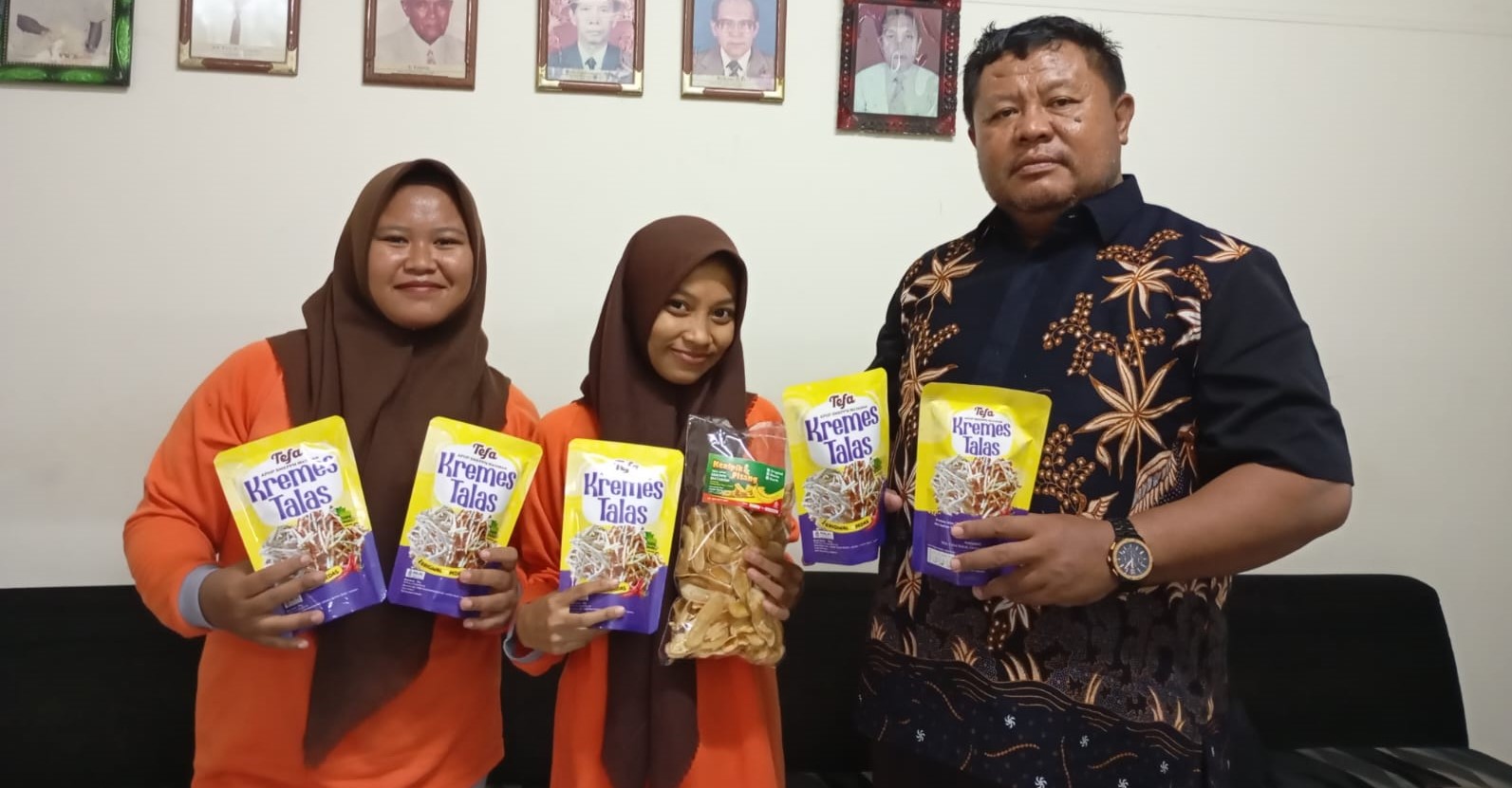 Kepala SMKPPN Mataram Sugiarta menunjukkan produk olahan hasil pertanian siswanya di sekolah setempat, belum lama ini. SMKPPN Mataram cetak SDM tangguh pertanian.