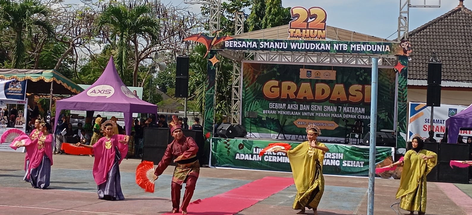 Siswa SMAN 7 Mataram menampilkan tarian pada puncak HUT SMAN 7 Mataram ke-22 di halaman sekolah setempat, Sabtu lalu (30/8).