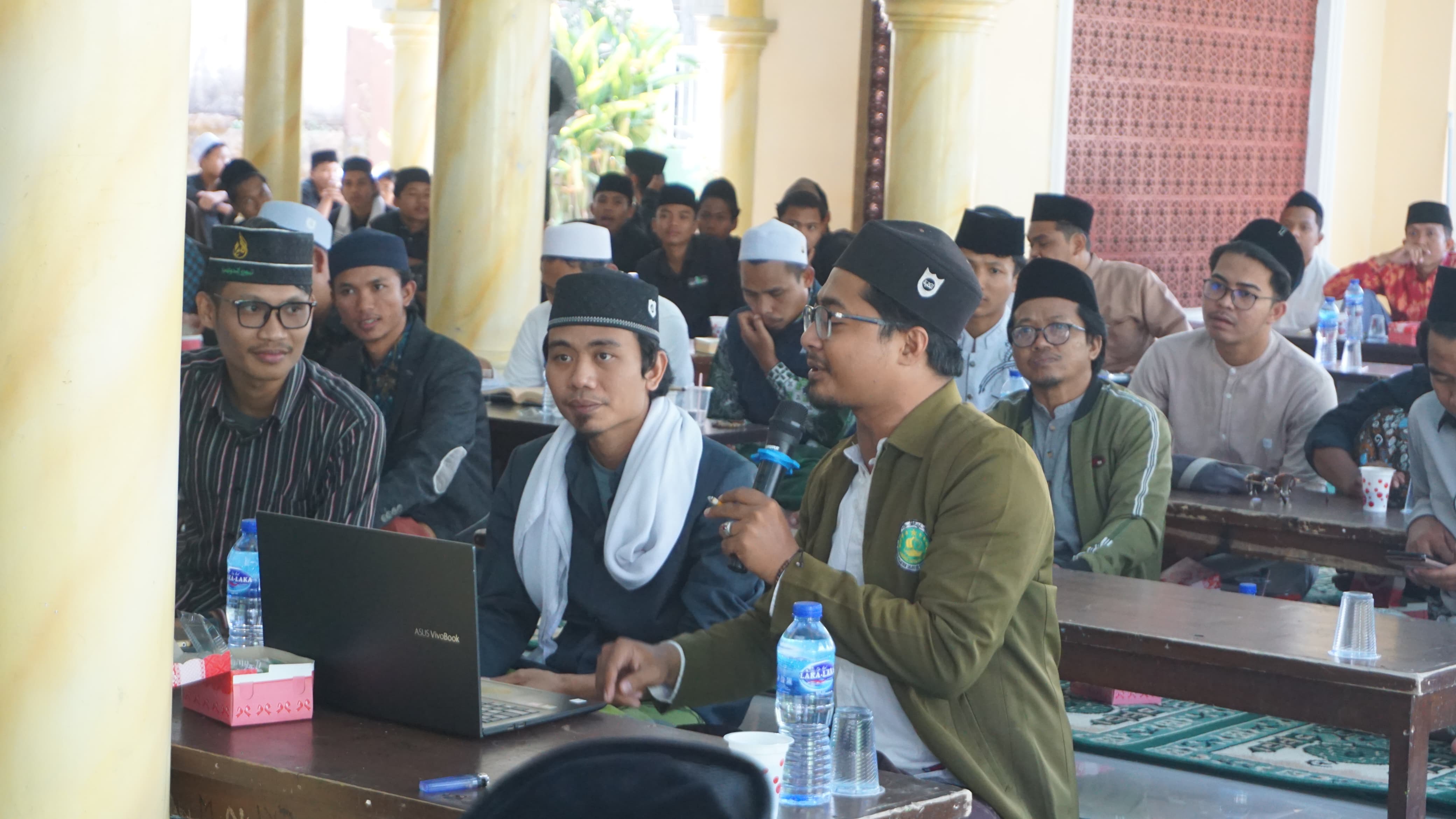 Para peserta utusan dari berbagai pesantren di Lombok hadir dalam Bahtsul Masail di PP At-Tamimy
