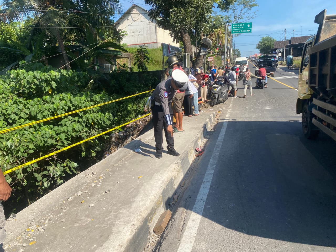 Polisi menunjukkan lokasi kecelakaan tunggal sebuah truk di jalan raya Dusun Pemepek, Pringgarata, Loteng, Minggu (31/8).