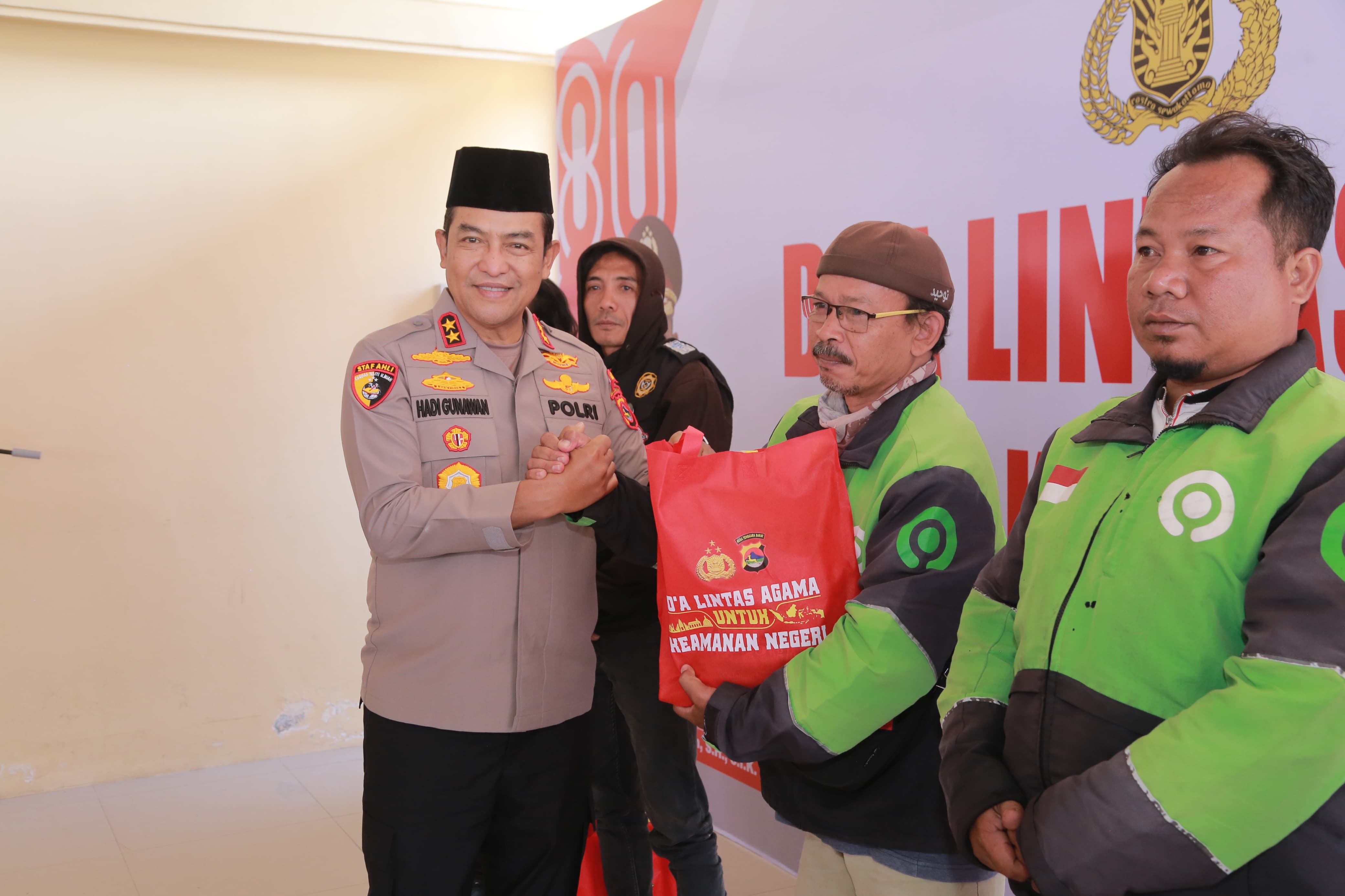Kapolda NTB memberikan bingkisan kepada perwakilan driver ojol usai acara doa bersama.