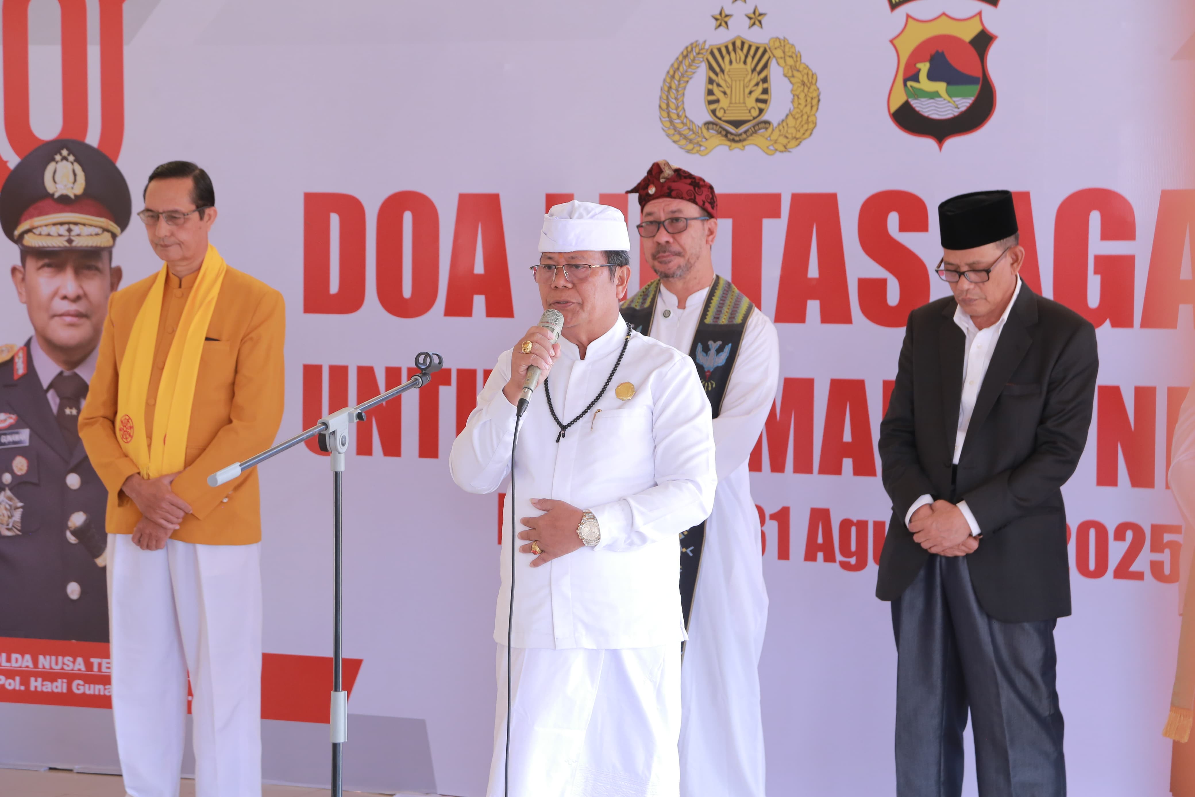Doa bersama tokoh lintas agama di Polda NTB, Ahad (31/8).