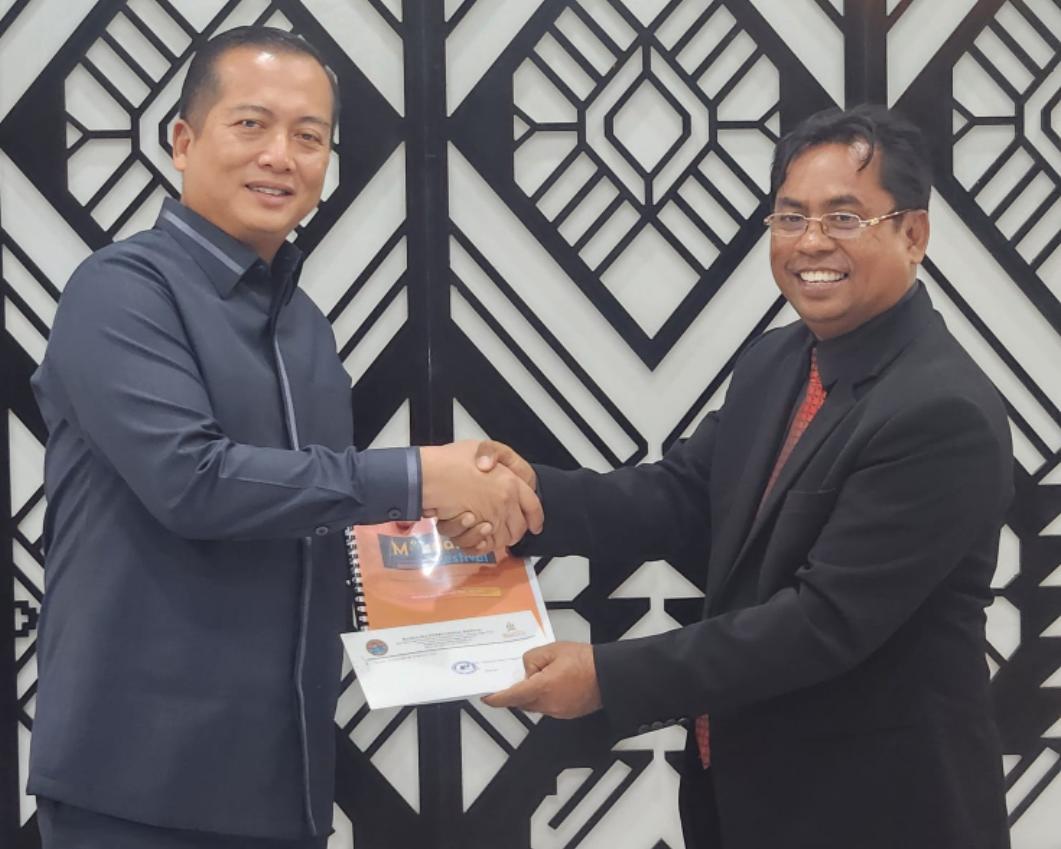 Sirajuddin langsung memberikan laporan kepada Gubernur NTB H Lalu Muhamad Iqbal tentang keinginan para peserta International ini.