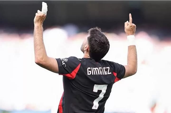 Santiago Gimenez, striker AC Milan yang menolak dilego, dia masih ingin mencoba menunjukkan kapasitasnya.
