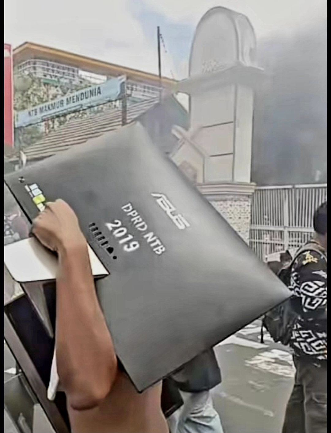 Massa menerobos gedung DPRD NTB lalu menjarah fasilitas dan inventaris kantor dewan berupa komputer, TV, hingga kursi.