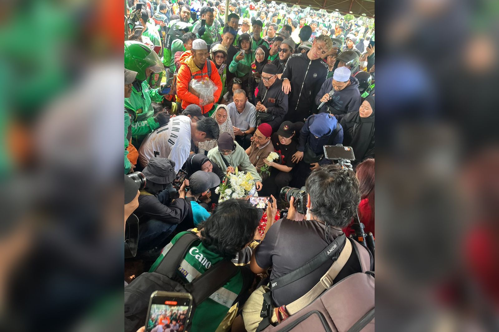 Suasana pemakaman Affan Kurniawan, pengemudi ojol tewas usai dilindas kendaraan taktis (rantis) Brimob di kawasan Pejompongan, Jakarta Pusat, pada Kamis (28/8) malam.
