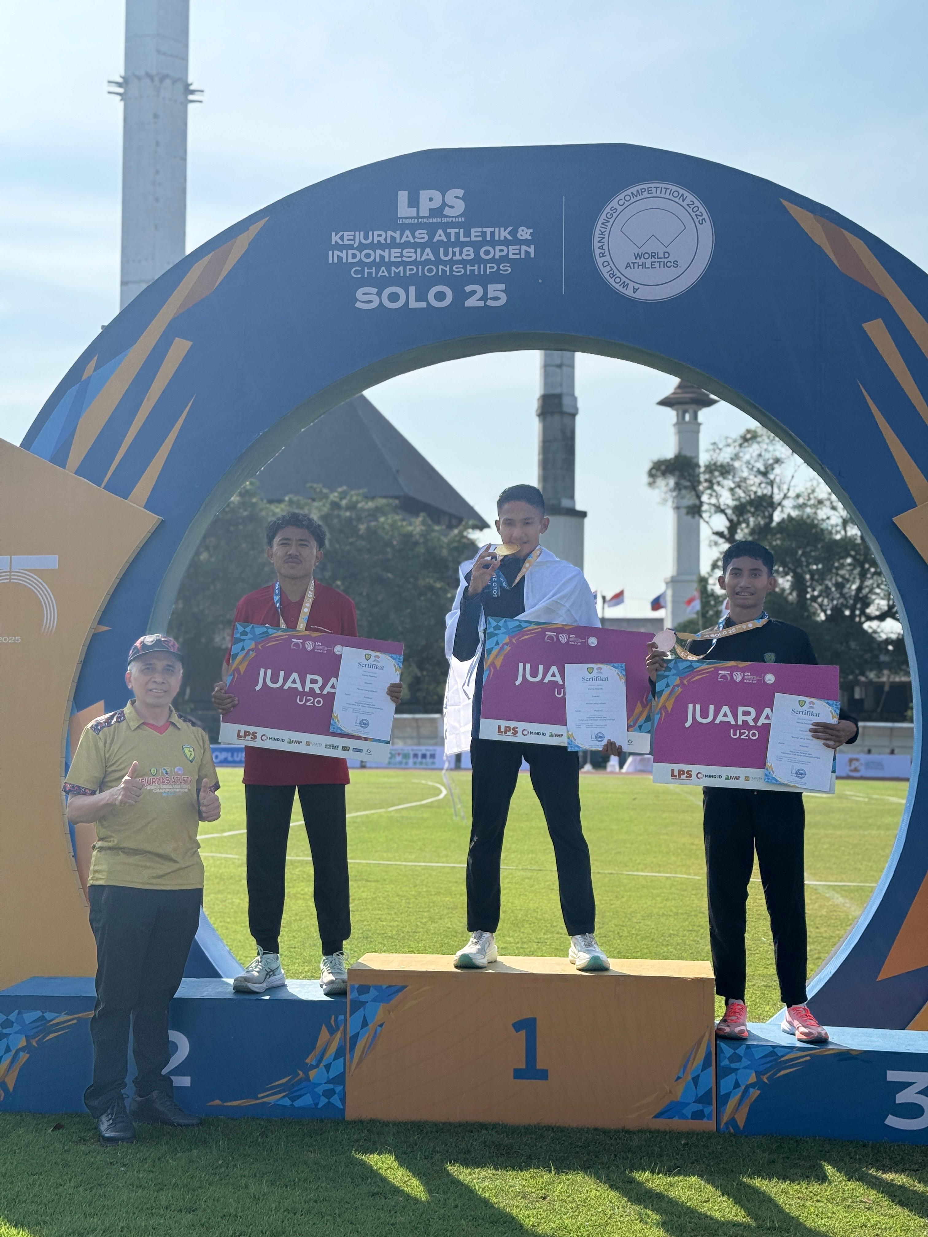 Yad Hapizudin (dua dari kanan) berhasil meraih medali emas pertama bagi NTB pada Kejurnas Atletik 2025 di Stadion Sriwedari.