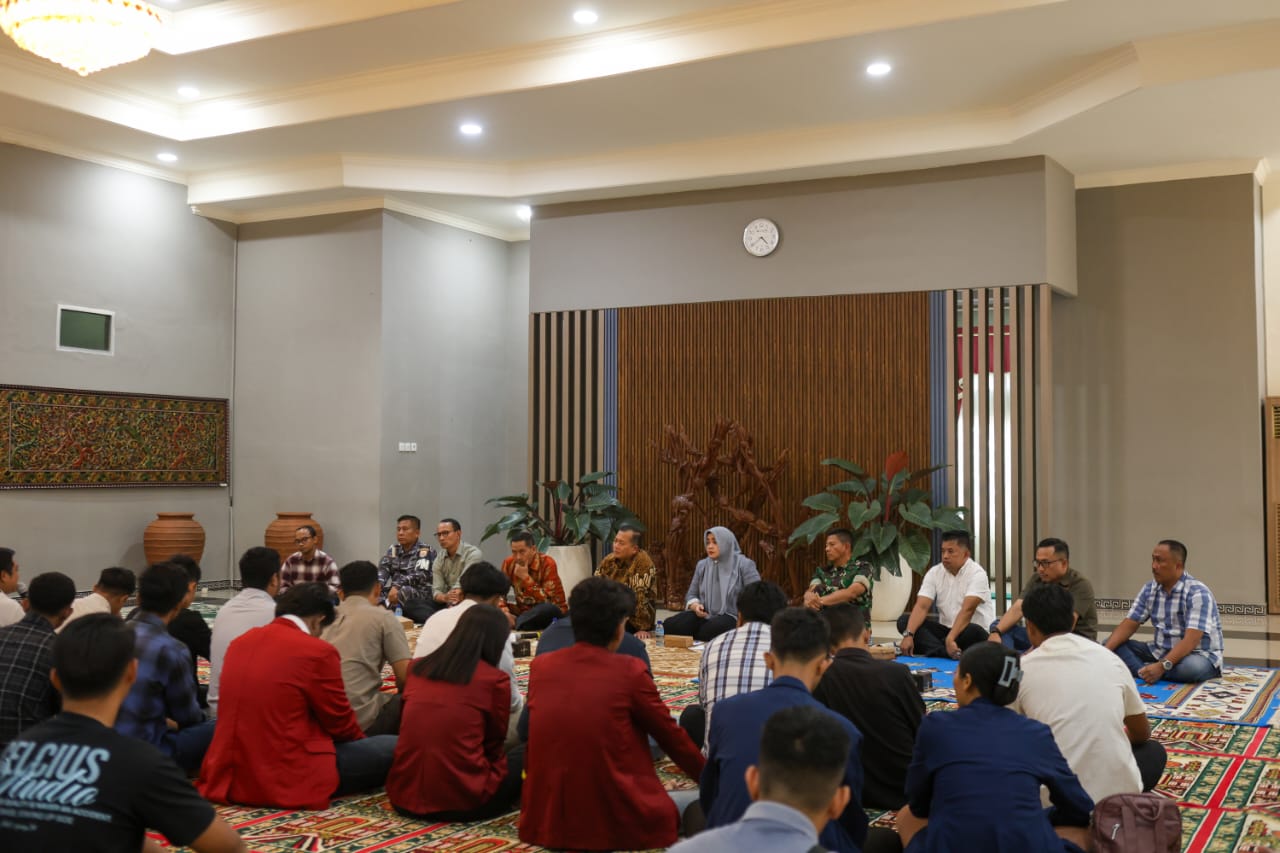 Gubernur NTB Lalu Muhamad Iqbal, saat berdiskusi dengan OKP dan BEM dari sejumlah kampus di Mataram, Minggu (31/8).