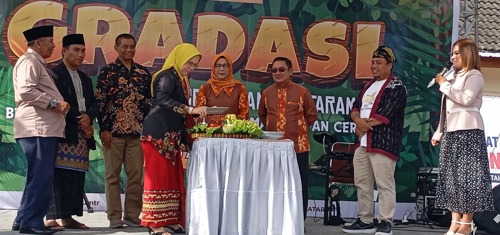 Kepala SMAN 7 Mataram Ridha Rosalina memotong tumpeng pada HUT sekolah ke-22 tahun. Sekitar 80 persen lulusan SMAN 7 Mataram tembus PTN.